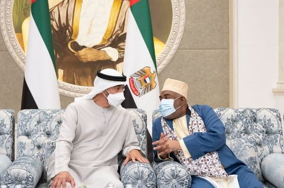 Azali profite de la mort de Khalifa Ben Zayed Al Nahyane
