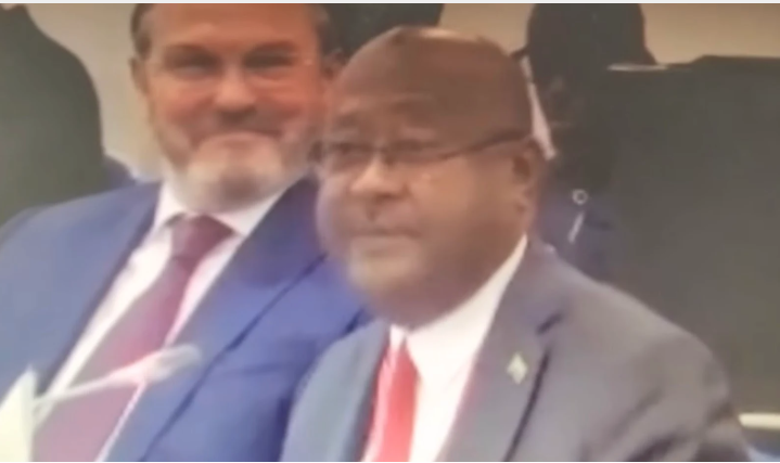 Poursuivi aux Comores, Boléro rêve, pérore, glose, refait l’ordre mondial à Moscou