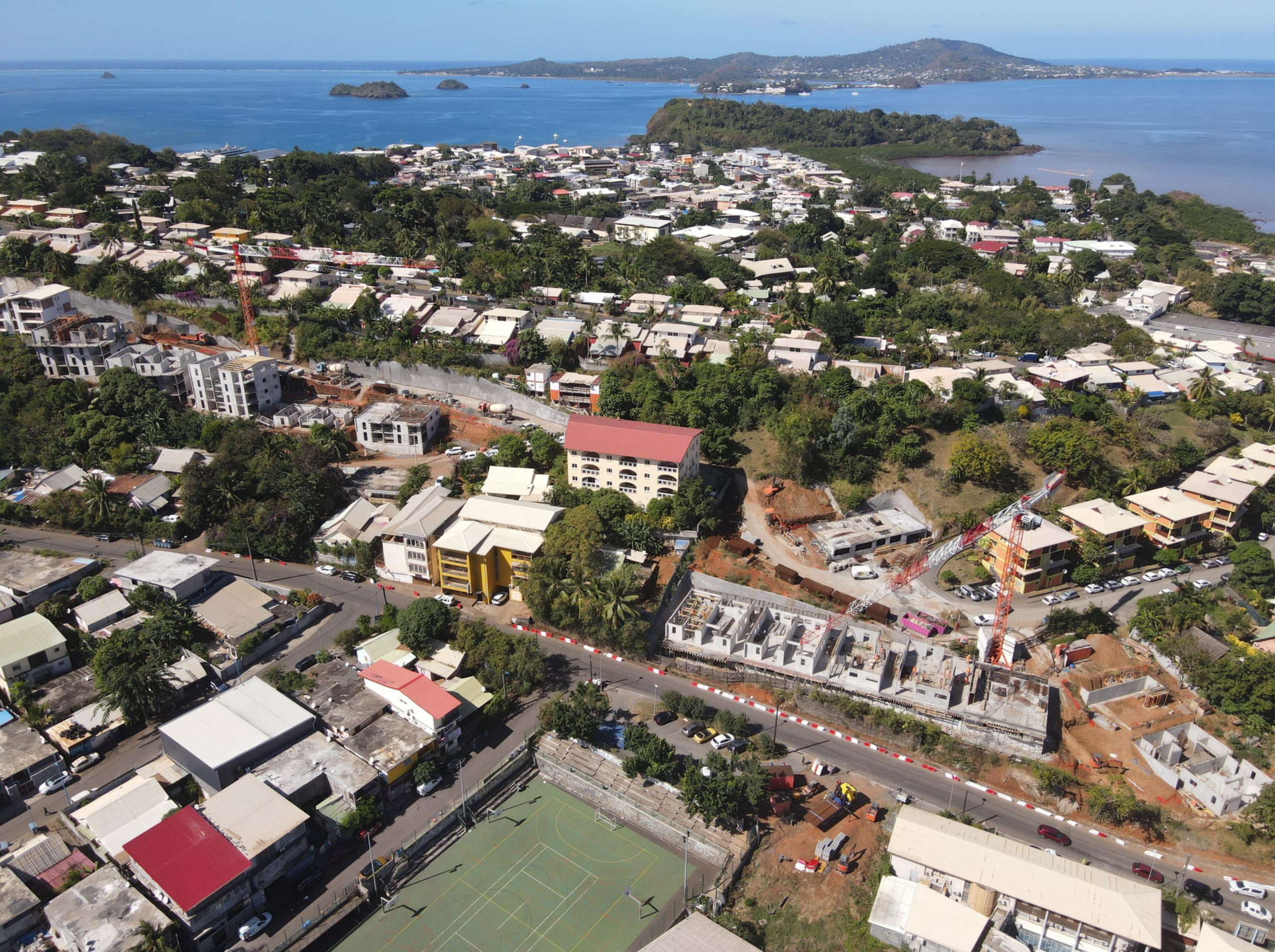 De département, Mayotte est également érigée en région au sein de la République